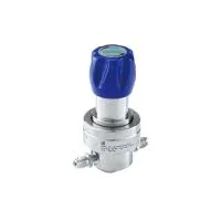 Регулятор AMFLO UHP AU24 Материал: Код Z (Body,Poppet, Nozzle,Diaphragm,Gland-SUS316L,Seat: PCTFE) ; Поверхность 0.13 um; 3х портовый с манометром, вх. давл. 159 бар, CV-0.45